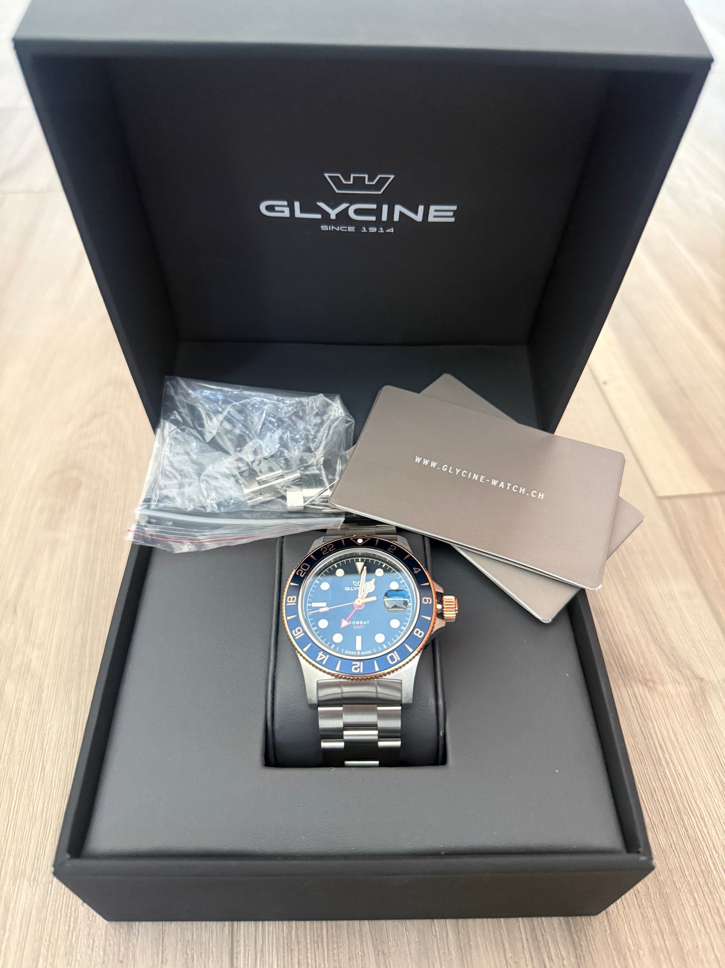 glycine mens combat sub gmt 42mm quartz watch